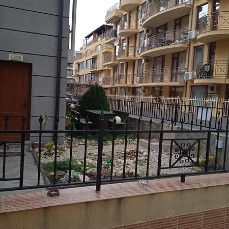 Cozy 150m From The * Свети Влас
