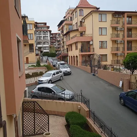 Апартамент Cozy 150m From The *