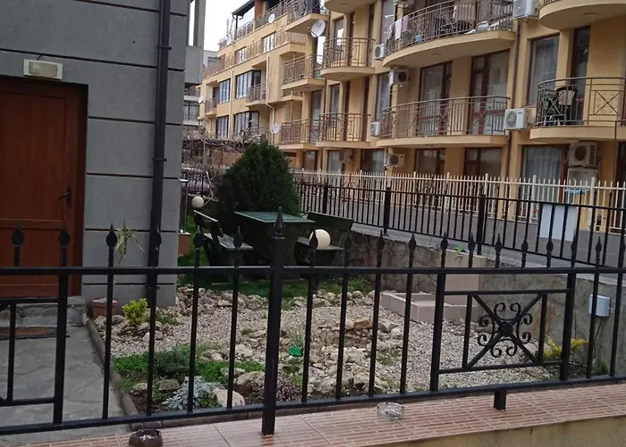 Cozy 150m From The * Свети Влас