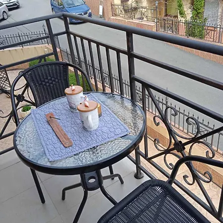 Cozy 150m From The Апартаменти *