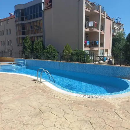 Апартаменти Cozy 150m From The *