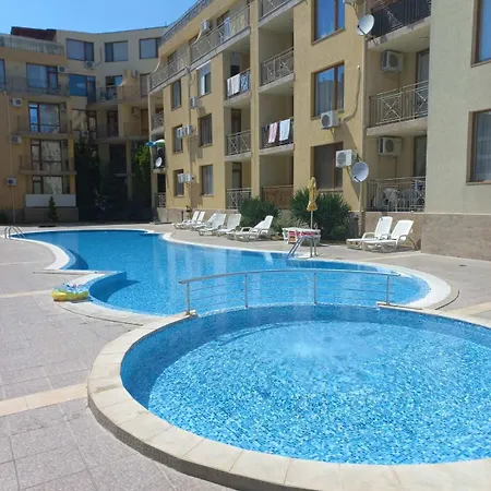 Апартаменти Cozy 150m From The *