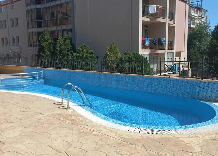 Apartament Cozy 150m From The *