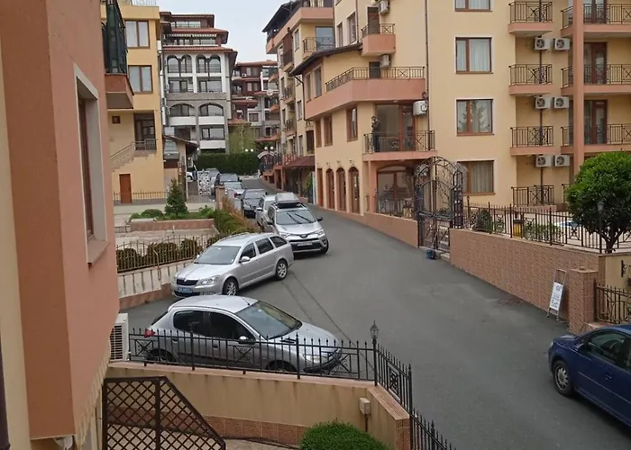 Apartament Cozy 150m From The *